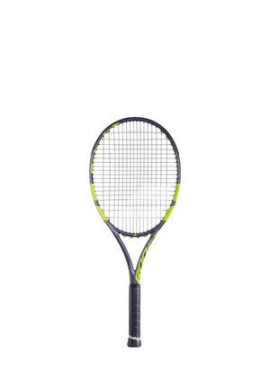 Racchetta da tennis con telaio nero e giallo, impugnatura nera e corde bianche, mostrata in posizione verticale su sfondo bianco.