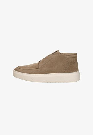 Baskets montantes en suede marron avec un bout arrondi, des panneaux latéraux élastiques et une semelle en caoutchouc blanc. Présente des coutures discrètes et un dos texturé.