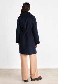 Tommy Hilfiger BELTED COAT - Klasisks mētelis - desert sky