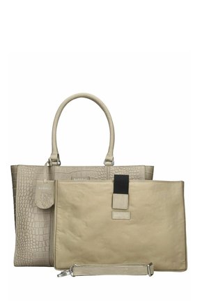 Sada béžových kabelek Burkely obsahující jednu tašku s krokodýlím vzorem a jednu hladkou psaníčko s černým popruhem a odnímatelným náramkem na zápěstí.