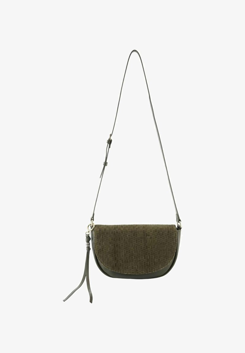 Sac olive vert avec un devant tissé texturé et une base en cuir lisse, doté d'une bandoulière réglable et d'une fermeture à rabat.
