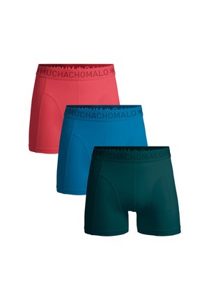 Kolm paari bokserite trusse punases, sinises ja tumerohelises värvitoonis. Need on sileda tekstuuriga ning musta elastse vööga, millel on "MUCHACHOMALO" bränding.