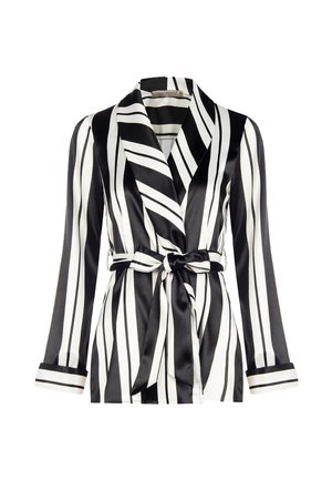 Robe en satin rayée noir et blanc avec col châle, manches longues et ceinture nouée à la taille. Présente des largeurs de rayures variées et des accents aux poignets.