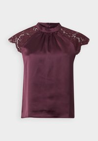 Top in satin bordeaux con maniche in pizzo e scollo alto, con un design plissettato. Si chiude sul retro con due bottoni. Texture liscia e lucida.
