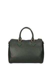 Borsa a mano in pelle verde con finitura testurizzata, base arrotondata, due manici e dettagli in metallo dorato. Presenta una chiusura con zip.