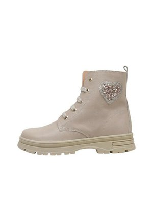 Botín beige con cordones, suela gruesa y parche brillante en forma de corazón en el lado exterior cerca de la parte superior.
