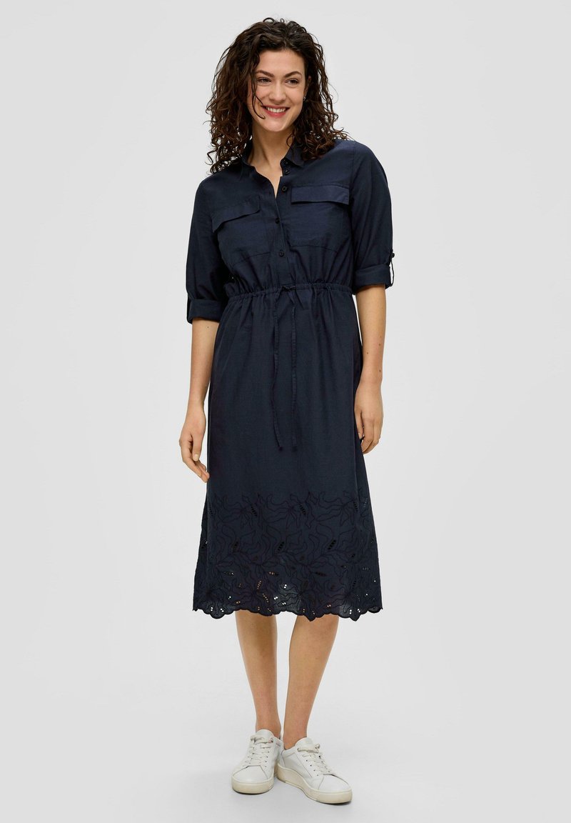 s.Oliver - MIT BRODERIE ANGLAISE - Robe chemise - navy, Agrandir