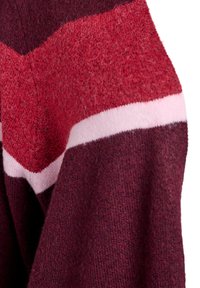 Stickad tröja i maroon, mörkröd och blekrosa horisontella ränder. Mjukt material med en något fuzzy yta. Inga synliga detaljer.