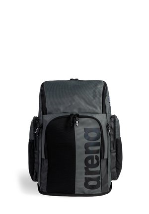 Grauer Rucksack mit schwarzen Akzenten, ausgestattet mit einem großen Frontfach, Mesh-Details und mehreren Reißverschlusstaschen zur Aufbewahrung.