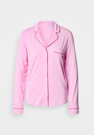 Top de pijama cor-de-rosa com mangas compridas feito de tecido macio, apresentando uma gola, detalhes em vermelho e um bolso no peito.