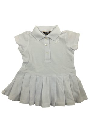 Abito polo bianco a maniche corte con colletto, tre bottoni, gonna plissettata e piccolo logo sul petto sinistro.