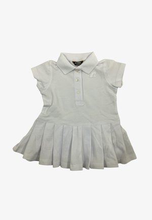 Abito polo bianco a maniche corte con colletto, tre bottoni, gonna plissettata e piccolo logo sul petto sinistro.