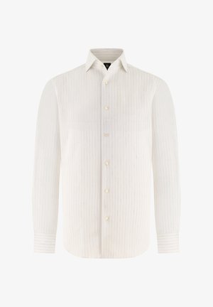 Chemise de dress blanche à manches longues avec fines rayures verticales bleues, fermeture boutonnée à l'avant et col pointu.