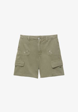 Shorts cargo en coton vert olive avec deux poches avant, une poche latérale et fermeture à bouton en métal. Texture lisse et coupe ajustée.