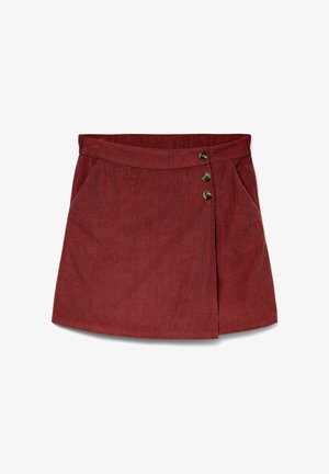 Czerwona spódnica z korduroyu o lekko A-liniowym kształcie, z trzema guzikami z przodu, kieszeniami bocznymi i teksturowanym materiałem.