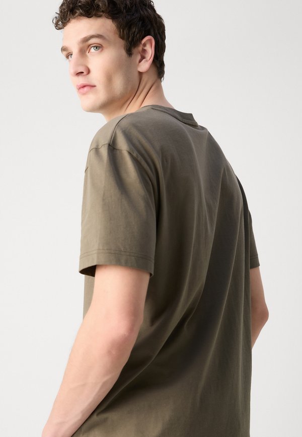 HERO LOGO COMFORT - Print T-shirt - tarmac3