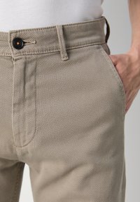 BOSS SLIM - Nohavice chinos - open brown