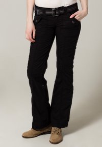 Pantalons cargo noirs en tissu léger. Les caractéristiques incluent plusieurs poches, une ceinture texturée et une coupe relaxée avec des jambes évasées.