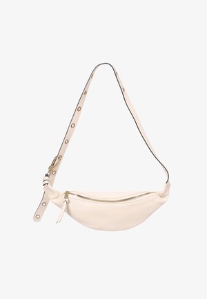 Sac à taille en cuir blanc avec une finition texturée, forme courbée et fermeture éclair en haut. Il est équipé d'une bandoulière amovible avec des accents en métal.