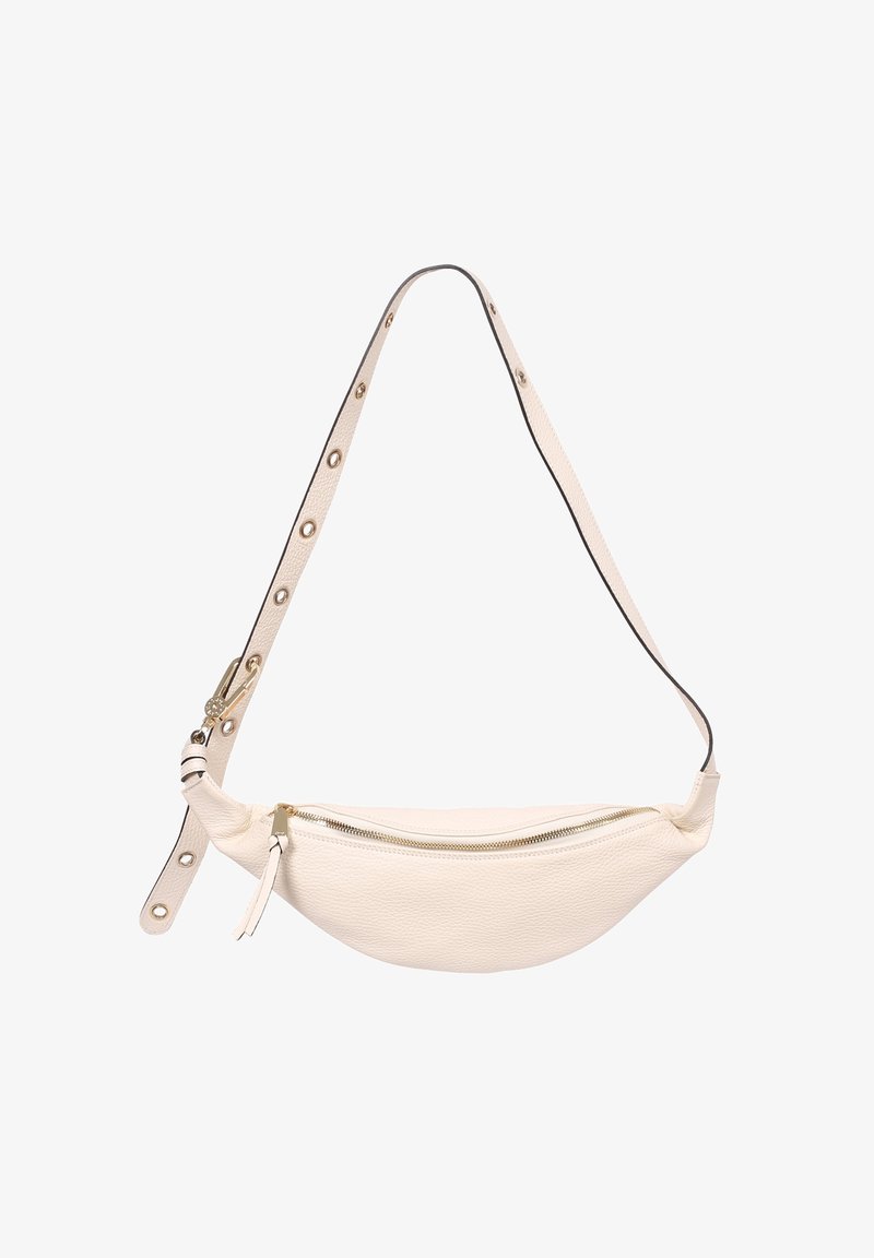 Marsupio in pelle bianca con finitura texturizzata, forma curva e chiusura superiore a zip. Presenta una tracolla staccabile con dettagli in metallo.