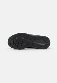 Suola nera da sneaker in gomma testurizzata, con scanalature e motivi per una presa migliore. Tallone rinforzato e ammortizzazione nella parte centrale.
