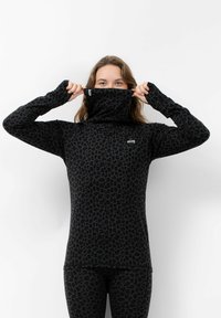 Schwarzes Oberteil mit langen Ärmeln und Leopardenmuster, ausgestattet mit einem hohen Kragen. Weicher Stoff mit Daumenlöchern für eine figurbetonte Passform.
