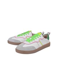 Sneaker mit einer Mischung aus grauem Wildleder und weißem Mesh, neon grünen Schnürsenkeln und Akzenten, pinker Paspelierung und einer grünen Fersenlasche.