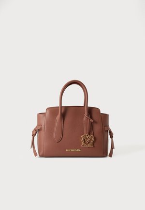 Sac à main en cuir marron avec deux poignées, liens latéraux, logo Love Moschino doré et un charm en forme de cœur doré avec un "M" à l’intérieur.