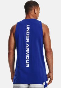 Blaues Tanktop mit gerade geschnittenem Design, mit vertikal in Weiß auf dem Rücken aufgedrucktem "UNDER ARMOUR". Aus leichtem Stoff gefertigt.