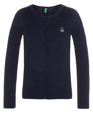 Marineblå cardigan med knapper, lange ærmer, ribstrikkede manchetter og kant samt et lille hvidt broderet logo på venstre bryst.