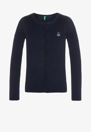 Cardigan azul marino con botones, mangas largas, puños y dobladillo acanalados y un pequeño logo blanco bordado en el pecho izquierdo.