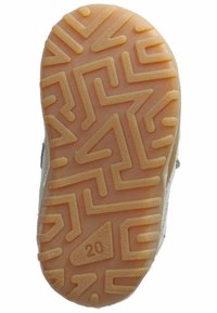 Schuhsohle mit einer strukturierten GummOberfläche, die ein Zickzackmuster in einem hellen Orangeton aufweist. Die Zahl '20' ist an der Seite eingeprägt.