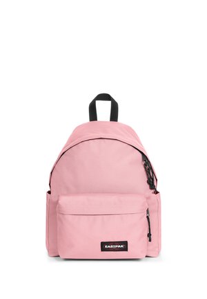 Sac à dos Eastpak rose avec poche avant zippée, tirettes de fermeture éclair noires et poignée de transport noire sur fond blanc.