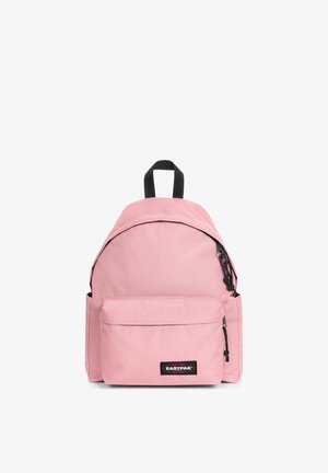 Pink Eastpak rygsæk med frontlomme med lynlås, sorte lynlåse træk og sort bærehåndtag på hvid baggrund.