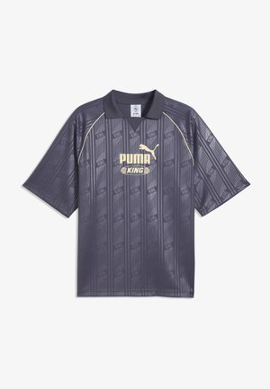 Ciemnoszara koszulka Puma King z krótkim rękawem, subtelnymi pionowymi wzorami, żółtym logo i lamówką oraz czarnym kołnierzem.