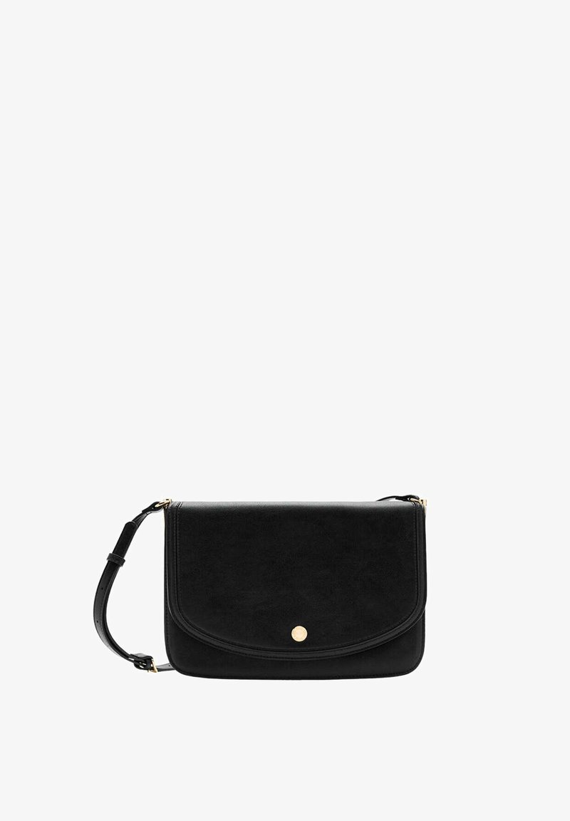 Sac bandoulière rectangulaire noir avec rabat arrondi, bouton pression doré et sangle réglable avec ferrures dorées.