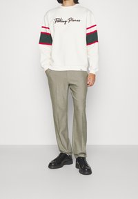 Filling Pieces Sweatshirt - off-white