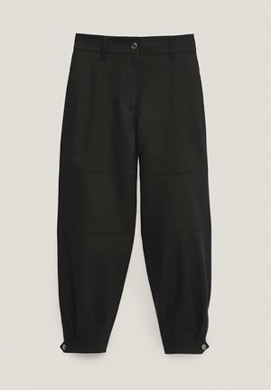 Schwarze, schmal zulaufende, knöchellange Hose mit geknöpften Bündchen, Gürtelschlaufen und vorderem Knopfverschluss.