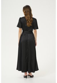 Musta satiininen maksimekko lyhyillä puffihihoilla, vyötärönauhallinen ja soljuvahelma. Sileä rakenne ja syvä väri luovat elegantin ilmeen.