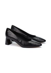 Zapatos de tacón de charol negro con un patrón de cocodrilo texturizado, punta afilada y un tacón grueso negro. Acabado suave con acentos sutiles.