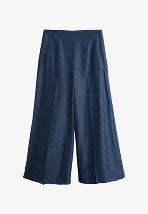 Spodnie z ciemnoniebieskiego denimu o wysokim stanie i szerokich nogawkach, z pionowymi przeszyciami i bocznymi kieszeniami na rozcięciach, na białym tle.