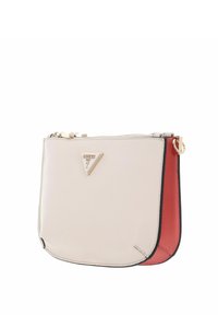 Borsa in pelle sintetica di colore crema e rosso, con chiusura a zip, accentuata da un logo triangolare e un design elegante e strutturato.