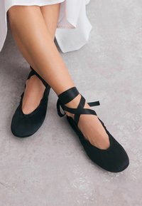 REGULAR FIT - FOREVER COMFORT WRAP UP FLATS - Babies - black