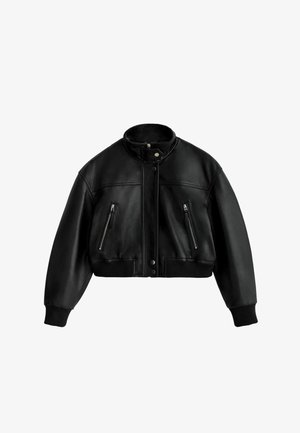 Mustast nahast lühike jakk, millel on lukuga küljetaskud, soonilised mansetid ja äär, ning trukknööbiga krae sulgur.