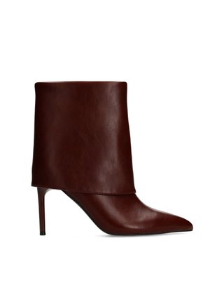 Dunkelbrauner Leder-Knöchelstiefel mit spitzer Spitze und mittelhohem Stilettoabsatz, glatt strukturiertes Obermaterial, Umschlagmanschetten-Design.