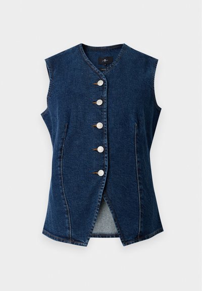 Gilet en denim bleu foncé sans manches avec un col en V, cinq boutons blancs sur le devant et deux poches latérales verticales.