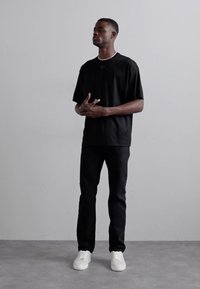 Emporio Armani Základné tričko - black