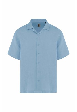 Jasnoniebieska koszula z krótkim rękawem, kołnierzykiem, sześcioma guzikami z przodu i prostym dołem.