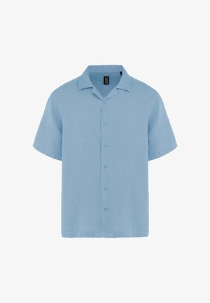 Jasnoniebieska koszula z krótkim rękawem, kołnierzykiem, sześcioma guzikami z przodu i prostym dołem.