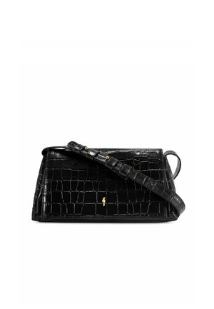 Czarna torebka ze skóry o fakturze krokodyla, w kształcie prostokąta, z złotym zapięciem i regulowanym paskiem na ramię.